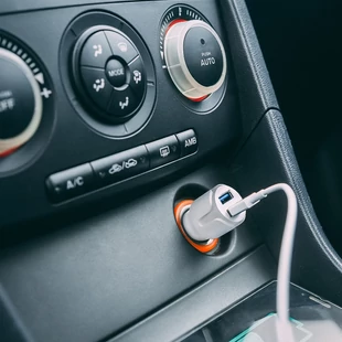 Autós szivargyújtó adapter 2 USB aljzattal - Fehér (MNC 54931WH)